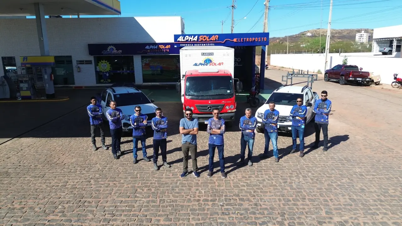 Equipe Alpha Solar em frente ao eletroposto em Picos–PI