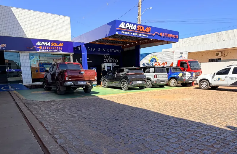 Eletroposto Alpha Solar com veículos em recarga